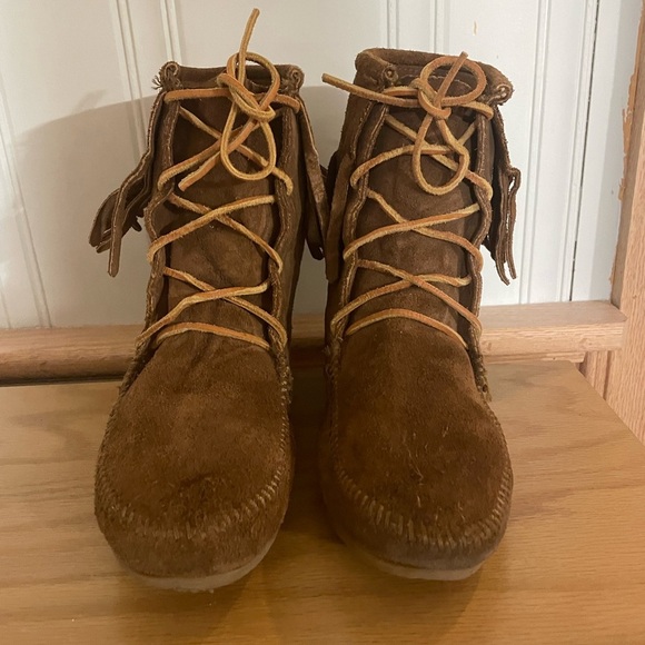 Vintage Minnetonka Ladies size 7 Suede Fringe Lace Up Moccasins Boots - Picture 2 of 6